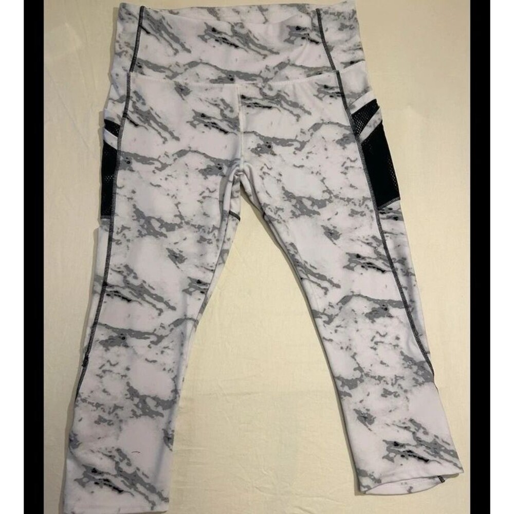 JGX Women’s High Rise Capri Legging Marble Print Black & White  size 2XL